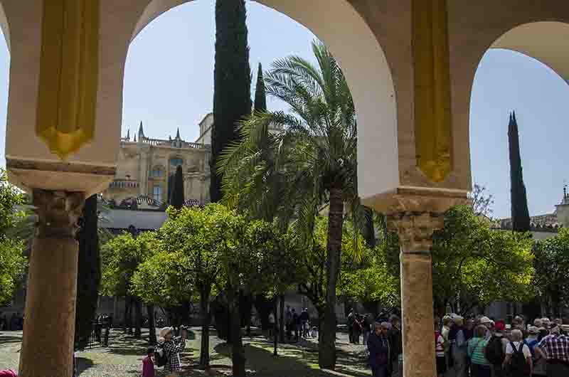 Córdoba 031 - Mezquita Catedral - patio de los Naranjos.jpg